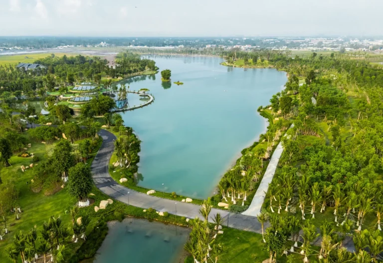 🦢 Hồ Thiên Nga – Biểu tượng xanh của dự án đã hoàn thiện, phản chiếu khung cảnh thiên nhiên thơ mộng và là điểm nhấn cảnh quan lớn nhất tại Eco Retreat. (Hồ thiên nga đã hoàn thiện)