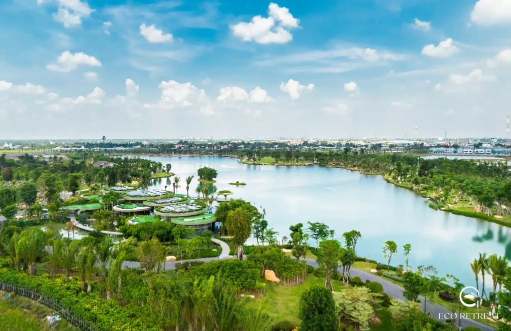 Đường dạo bộ xuyên rừng và quanh hồ Thiên Nga – Đã được lát đá và trồng cây hai bên, trở thành điểm thư giãn lý tưởng cho cư dân. 