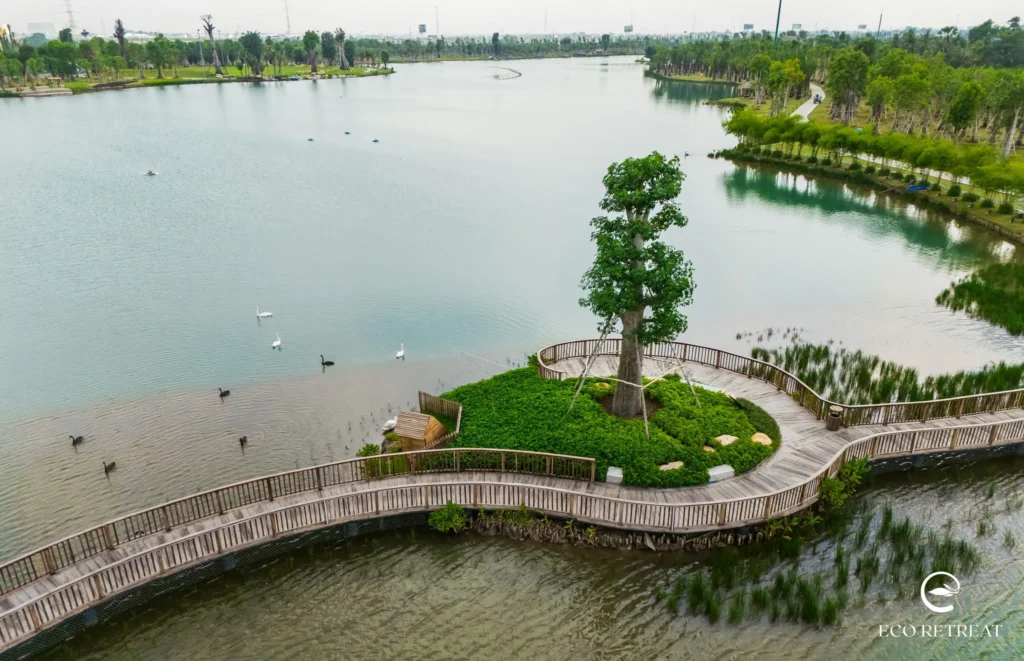 Cảnh quan tổng thể tháng 10/2025 – Các khu vực cây xanh, mặt nước, đường dạo và khu thể thao ngoài trời đã hình thành rõ rệt. 