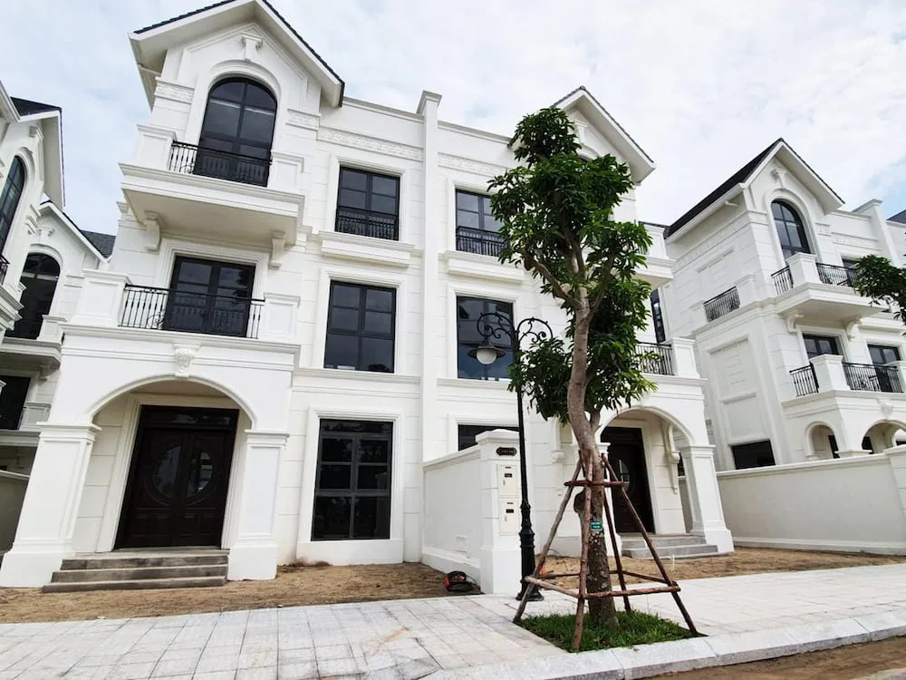 Biệt thự song lập là gì? Hình ảnh thiết kế, các khu đô thị có biệt thự song lập hấp dẫn nhất Biệt thự song lập gồm hai căn nhà ghép chung một mặt tường.